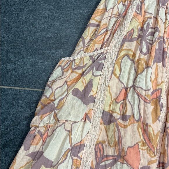 Floral midi Dress with Lace Detail and pockets - Picture 2 of 4